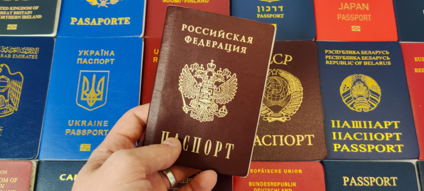 Паспорт Российской Федерации на фоне паспортов других стран
