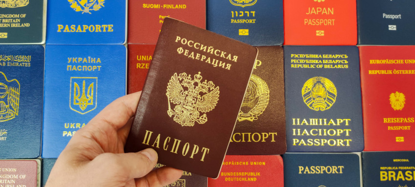 Российский паспорт на фоне паспортов разных стран