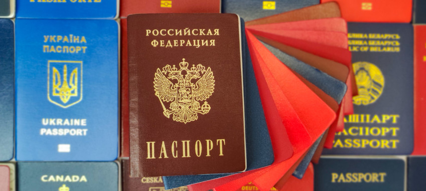 Паспорт гражданина России на фоне иностранных паспортов