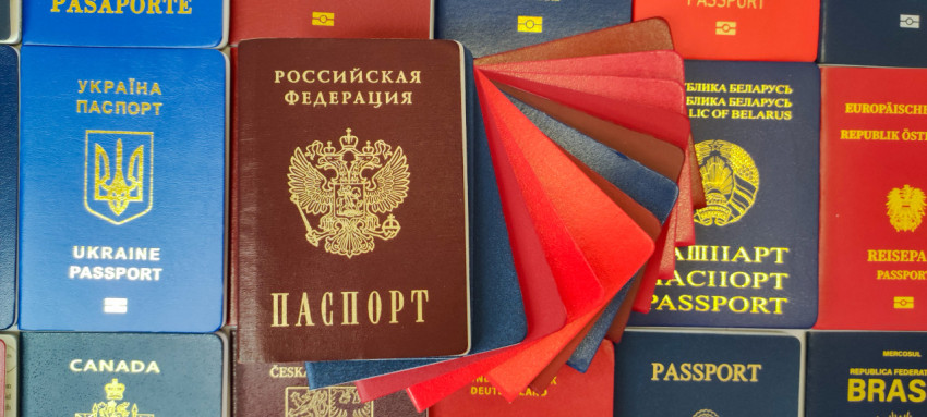 Российский паспорт на фоне заграничных паспортов в раскрытом виде