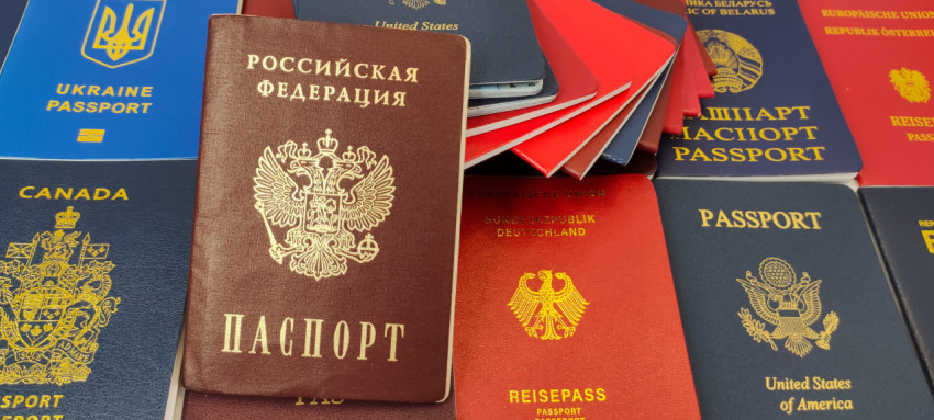 Паспорт РФ среди зарубежных паспортов с раскрытыми обложками
