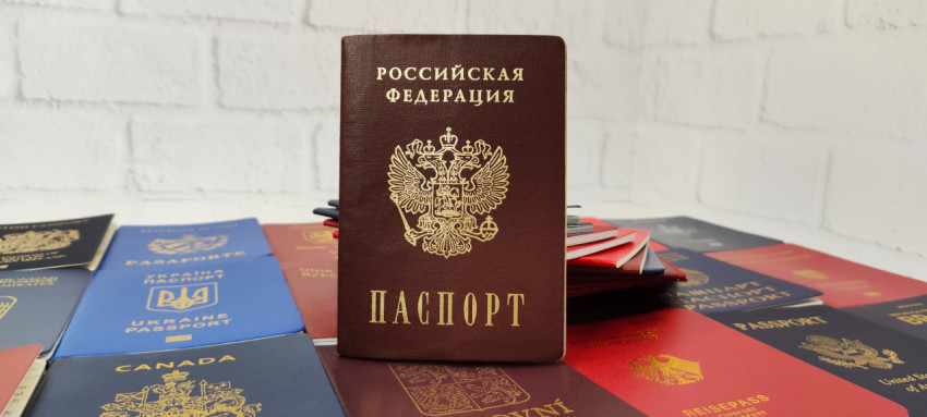 Российский паспорт на фоне заграничных паспортов других стран