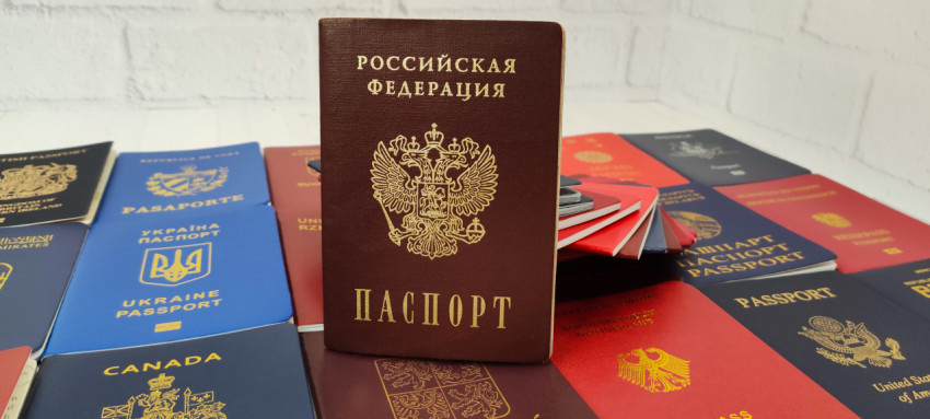 Паспорт Российской Федерации на фоне паспортов разных стран