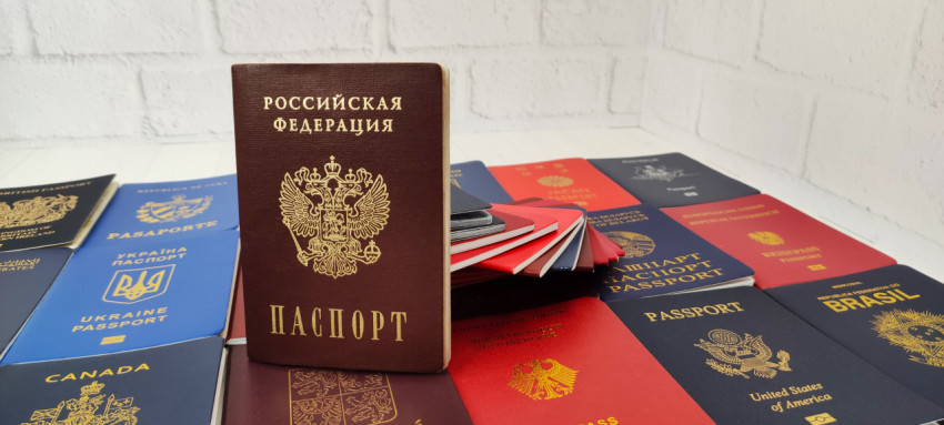 Паспорт РФ на фоне паспортов зарубежных стран