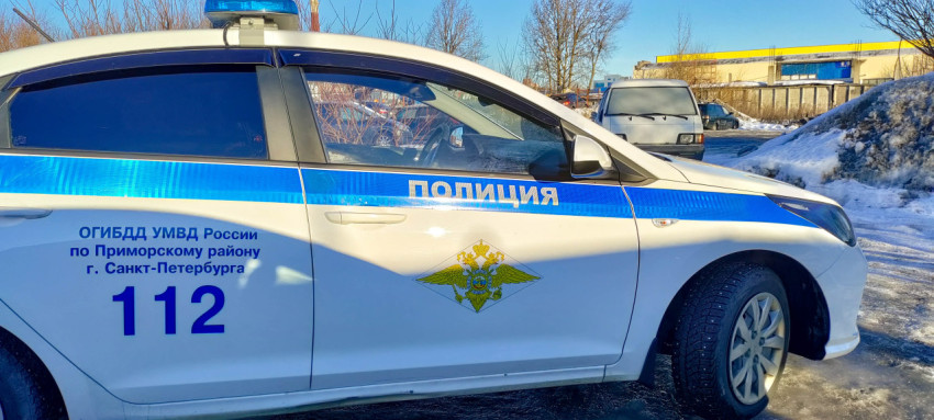 Полицейская машина на улице Санкт-Петербурга