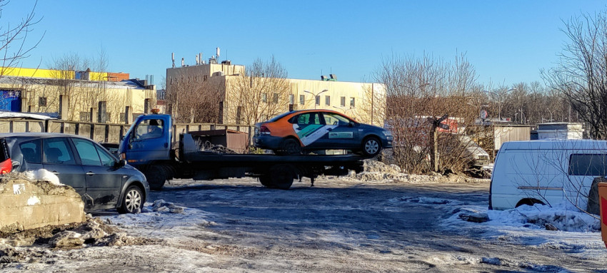 Эвакуатор вывозит машину каршеринга