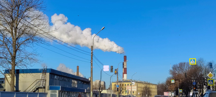 Промышленные здания с дымом на фоне ясного неба в городском районе