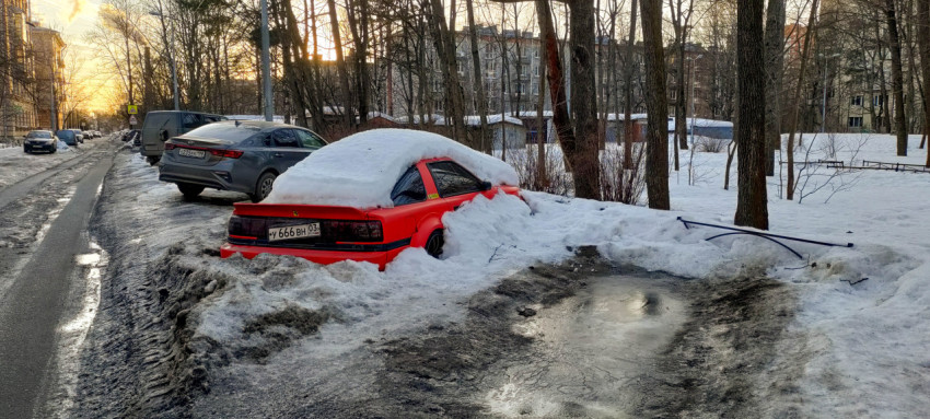 Красная машина, застрявшая в снегу