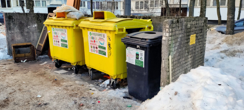 Контейнеры для мусора во дворе жилого района