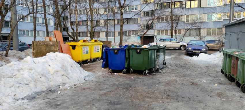 Контейнеры для мусора во дворе МКД