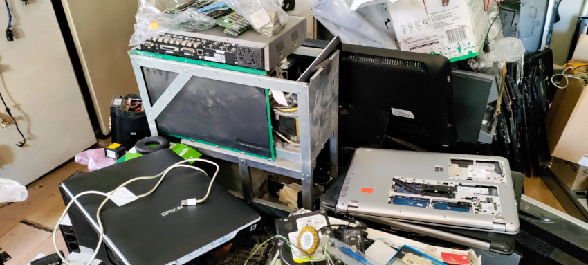 Загроможденное пространство с компьютерной техникой и оборудованием в офисе