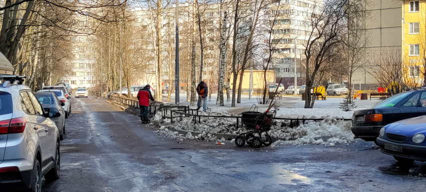 Уборка снега коммунальными службами в жилом районе