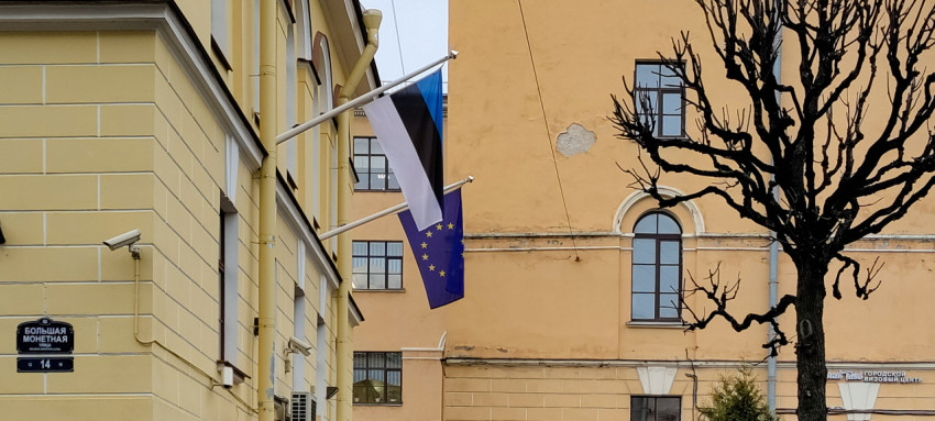 Флаги на здании консульства Эстонии в Санкт-Петербурге