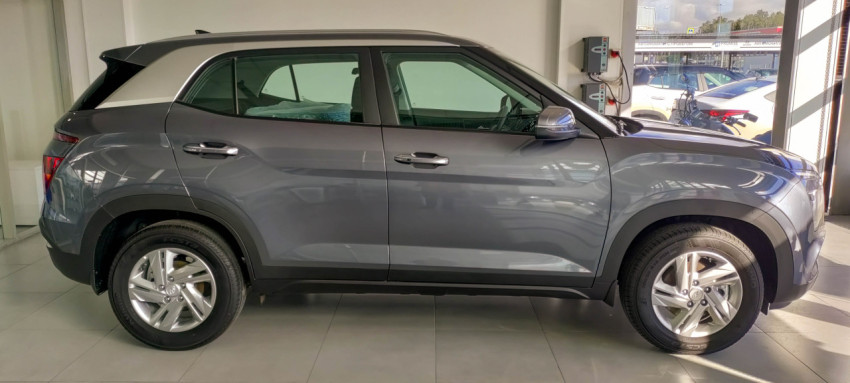 Боковая часть Hyundai Creta серого цвета в автосалоне