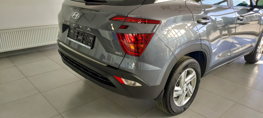 Задняя часть Hyundai Creta серого цвета в автосалоне
