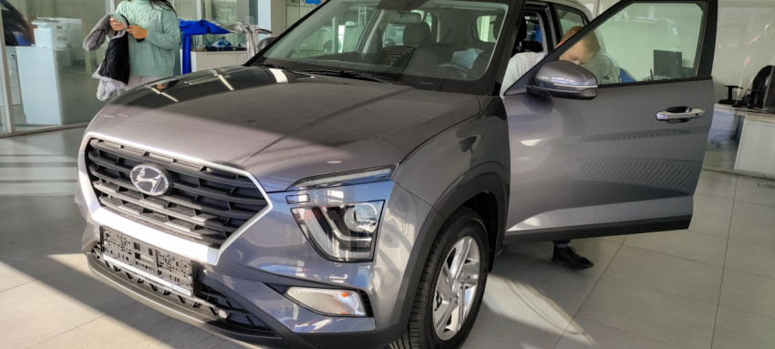 Серый Hyundai Creta в автосалоне с открытой водительской дверью