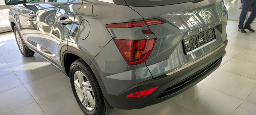 Задний вид Hyundai Creta серого цвета в автосалоне