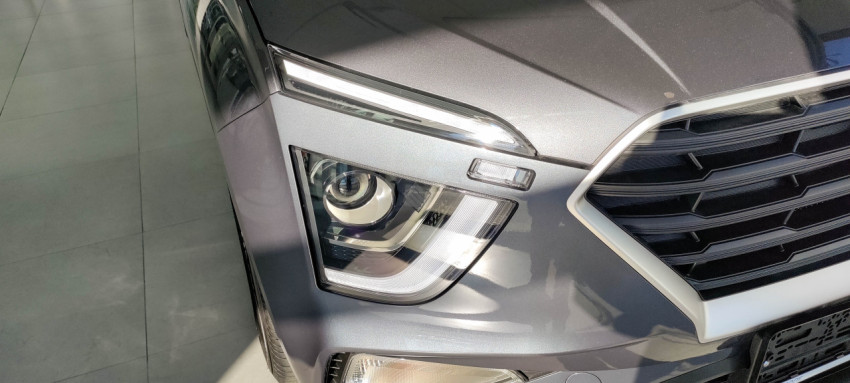 Крупный план передней фары Hyundai Creta