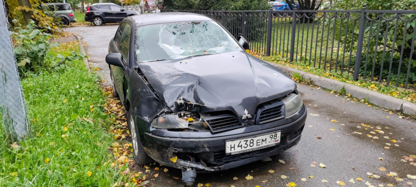 Поврежденный автомобиль после ДТП на улице