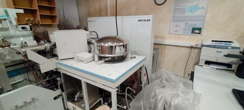 Магнитный масс-спектрометр высокого разрешения с двойным фокусом Varian MAT 95 XP