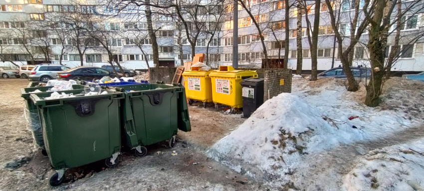 Контейнеры для мусора во дворе жилого дома