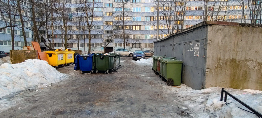 Контейнеры для отходов во дворе многоквартирного дома