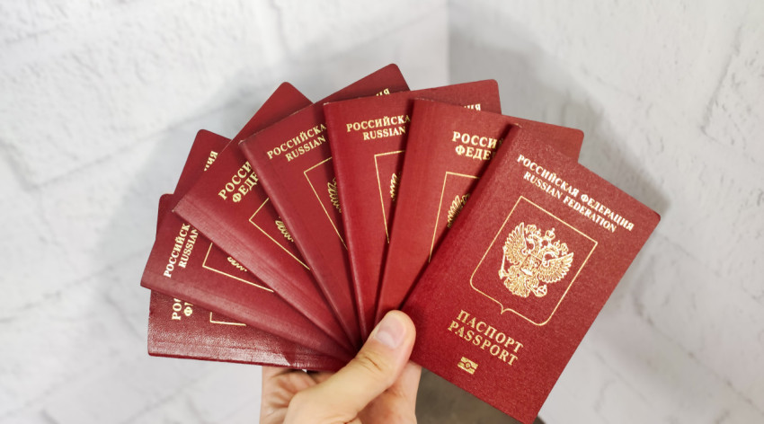 Веер из загранпаспортов Российской Федерации в руке