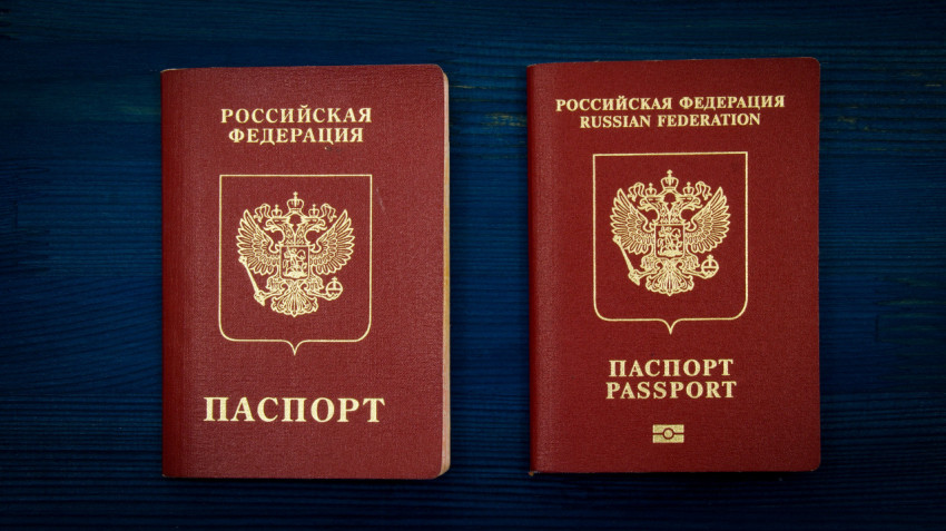 Сравнение старого и нового образцов российских загранпаспортов