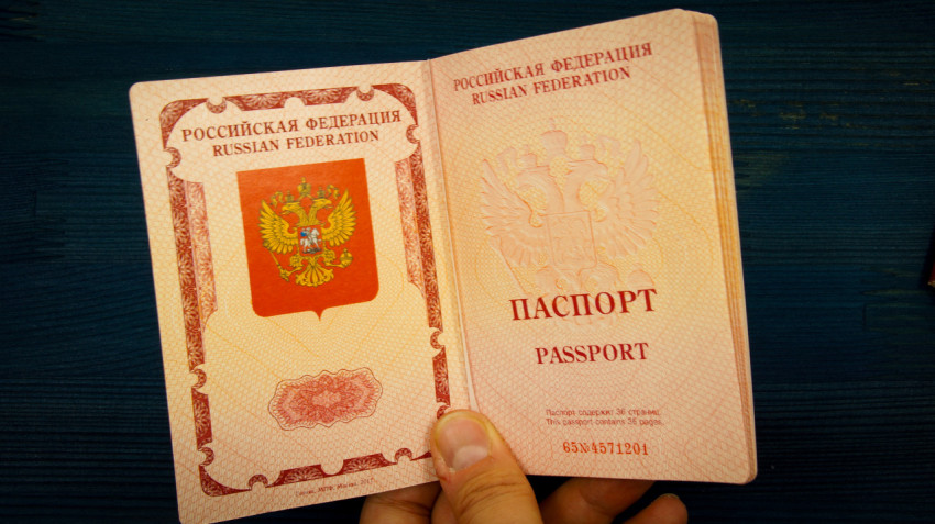 Раскрытый российский загранпаспорт