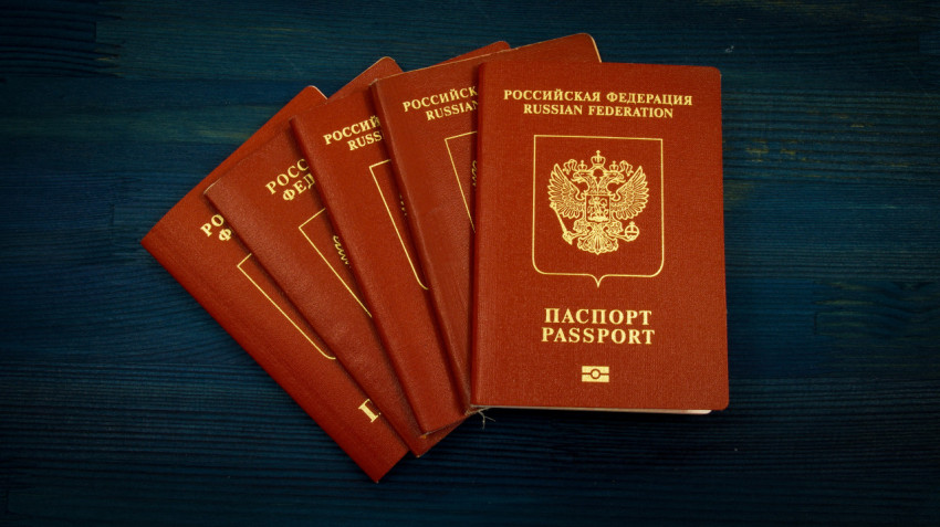 На столе лежит стопка российских загранпаспортов