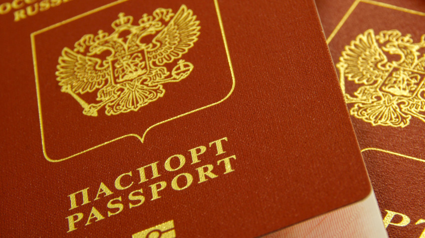 Российские загранпаспорта крупным планом