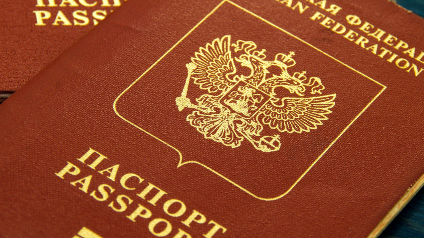 Обложка загранпаспорта крупным планом