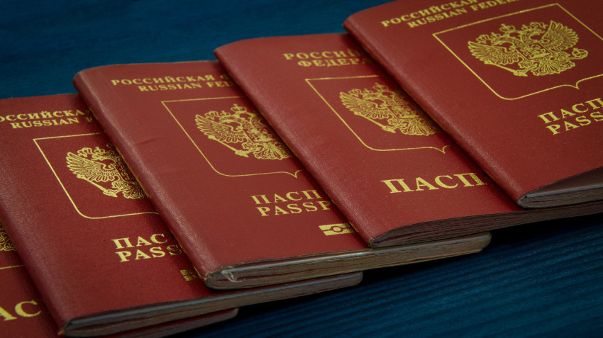 Российские загранпаспорта лежат на столе