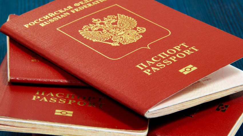 Стопка российских загранпаспортов крупным планом