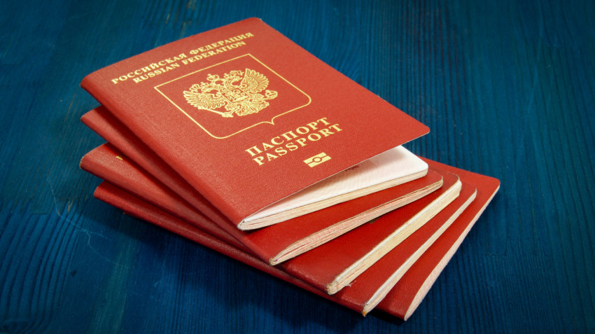 Стопка заграничных паспортов, уложенных на стол