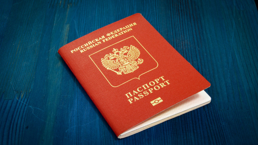 Российский загранпаспорт нового образца на синем столе