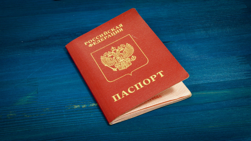 Загранпаспорт старого образца на столе