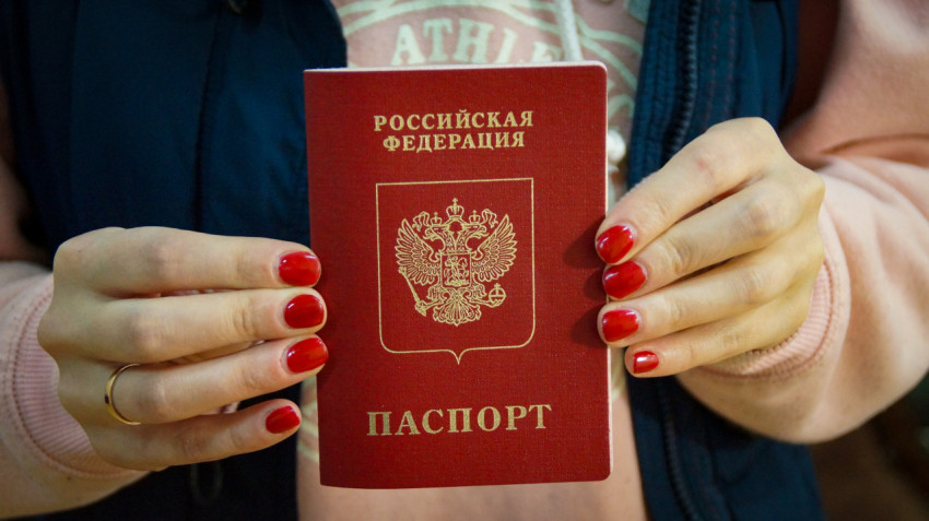 Девушка держит загранпаспорт в руках