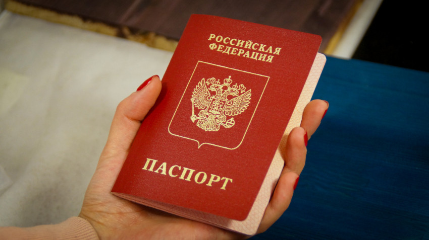 Заграничный паспорт в руке