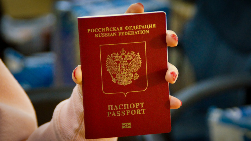 Девушка держит заграничный паспорт в своей руке