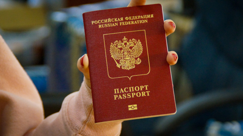 Загранпаспорт нового образца в руке