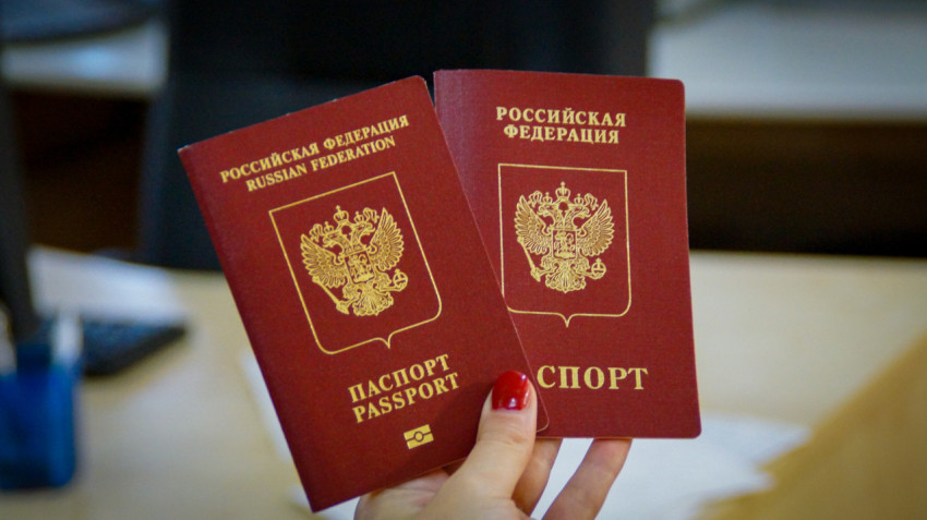 2 российских загранпаспорта в руке