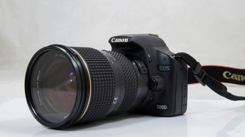 Фотоаппарат Canon на белом фоне с объективом и видоискателем