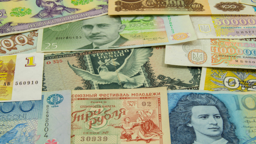 Разнообразные иностранные банкноты на столе