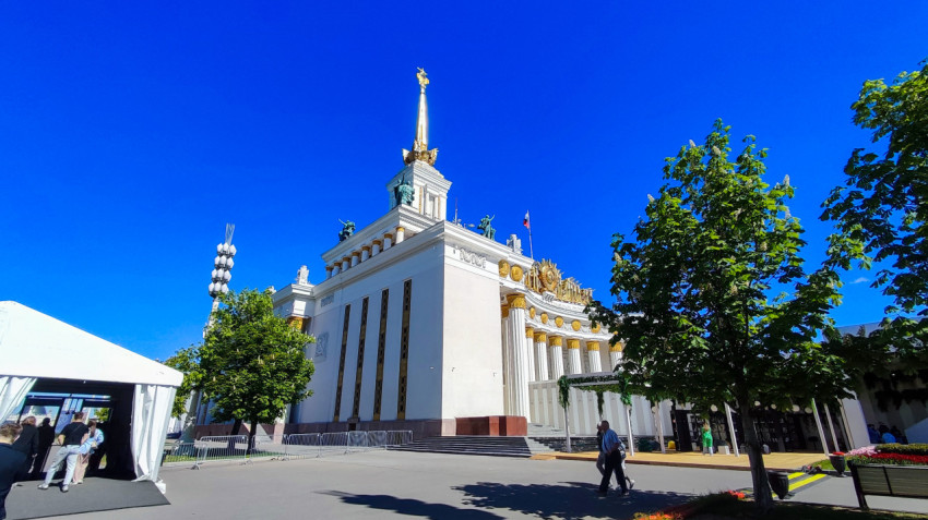 Центральный павильон №1 ВДНХ и прилегающая территория