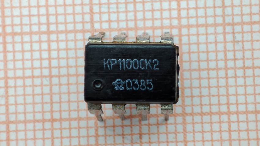 Микросхема КР1100СК2 с маркировкой 0385 крупным планом