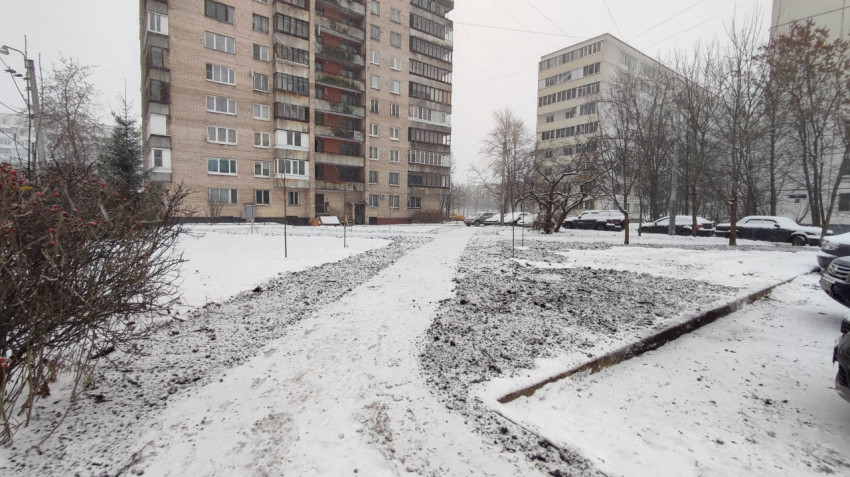 Основание строящейся пешеходной дорожки в жилом дворе зимой
