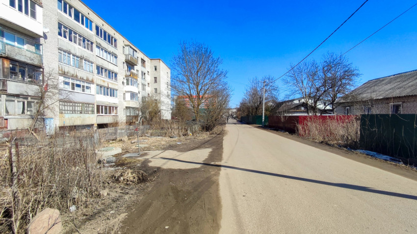 Асфальтированная улица вдоль пятиэтажек и частных домов
