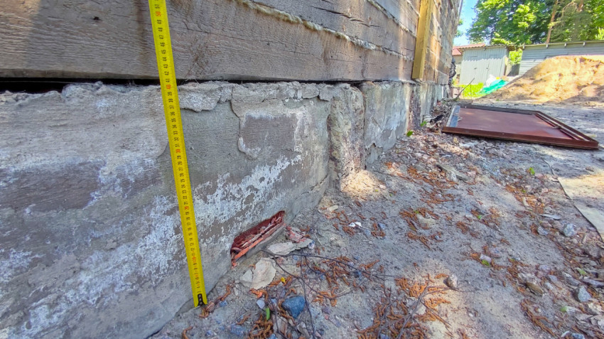 Замер высоты бетонного фундамента с повреждениями