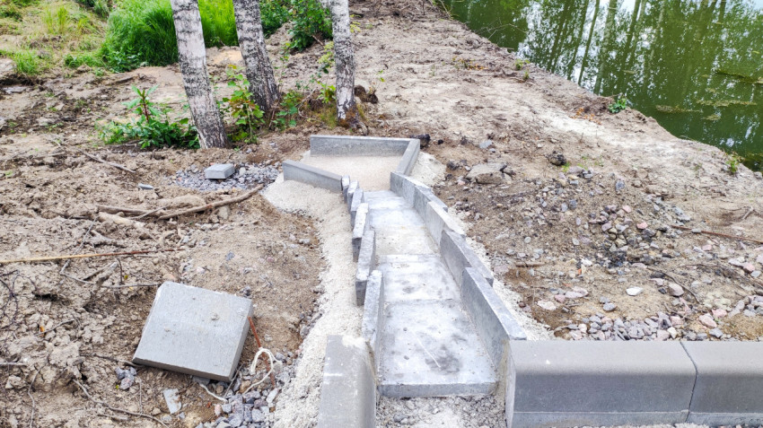 Водоотводный канал из бетонных блоков у пруда